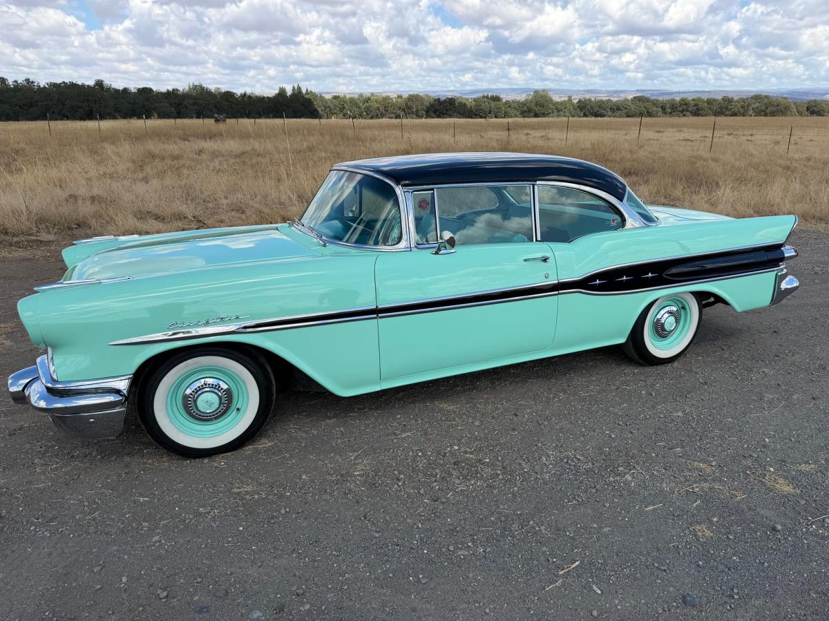 1957 Pontiac Chieftain Catalina 2-Door Hardtop