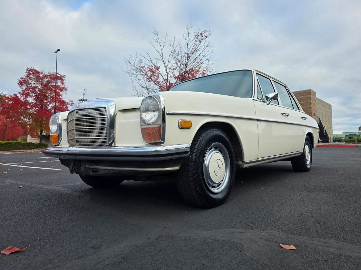 1970 Mercedes-Benz 220 4-Speed — exterior front three-quarter view