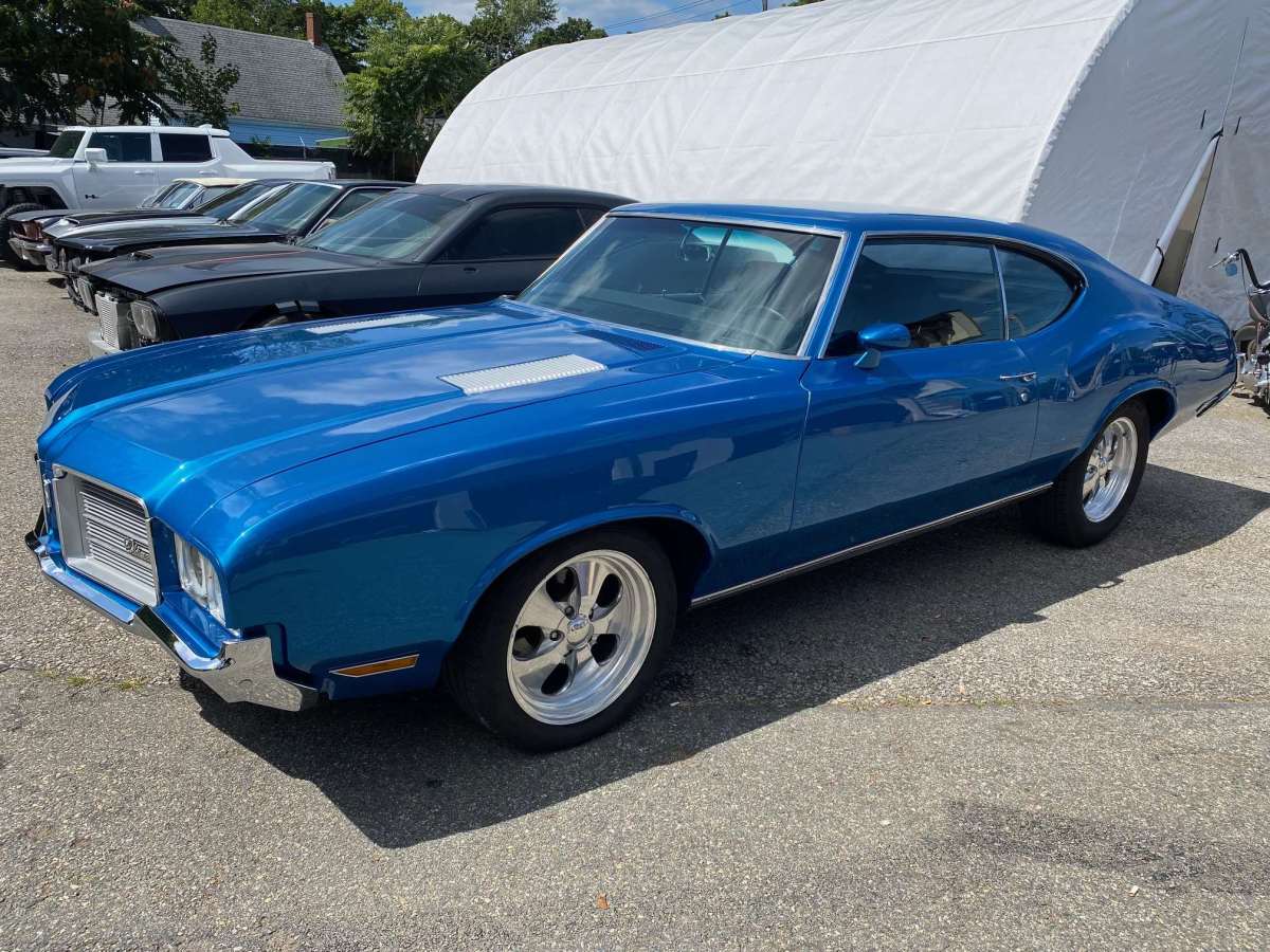 1971 Oldsmobile Cutlass S Coupe — exterior front three-quarter view