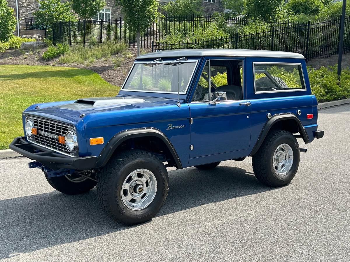 1975 Ford Bronco Ranger 302 3-Speed — exterior front three-quarter view