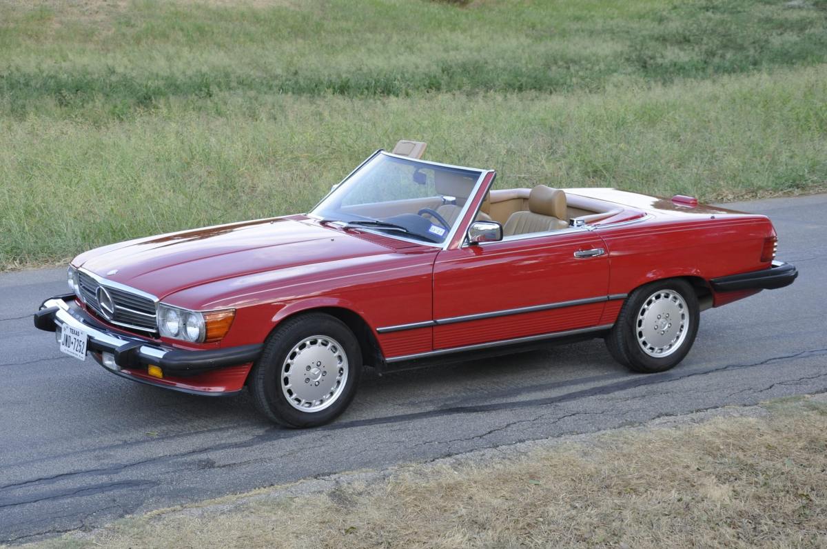 1988 Mercedes-Benz 560SL — exterior front three-quarter view