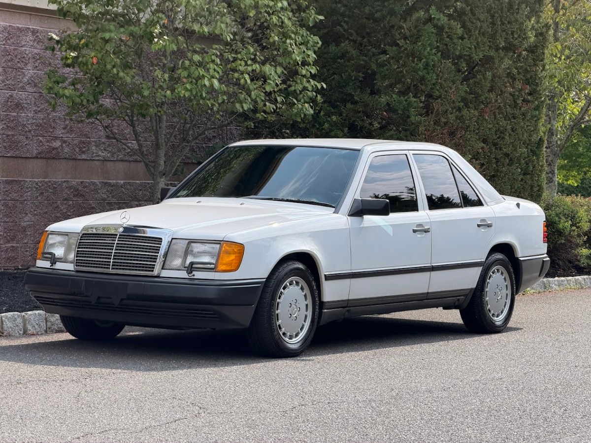 1989 Mercedes-Benz 300E — exterior front three-quarter view