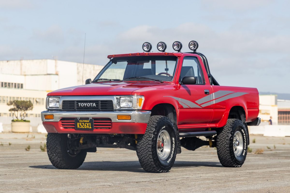 1989 Toyota Pickup Deluxe 4×4 5-Speed — exterior front three-quarter view