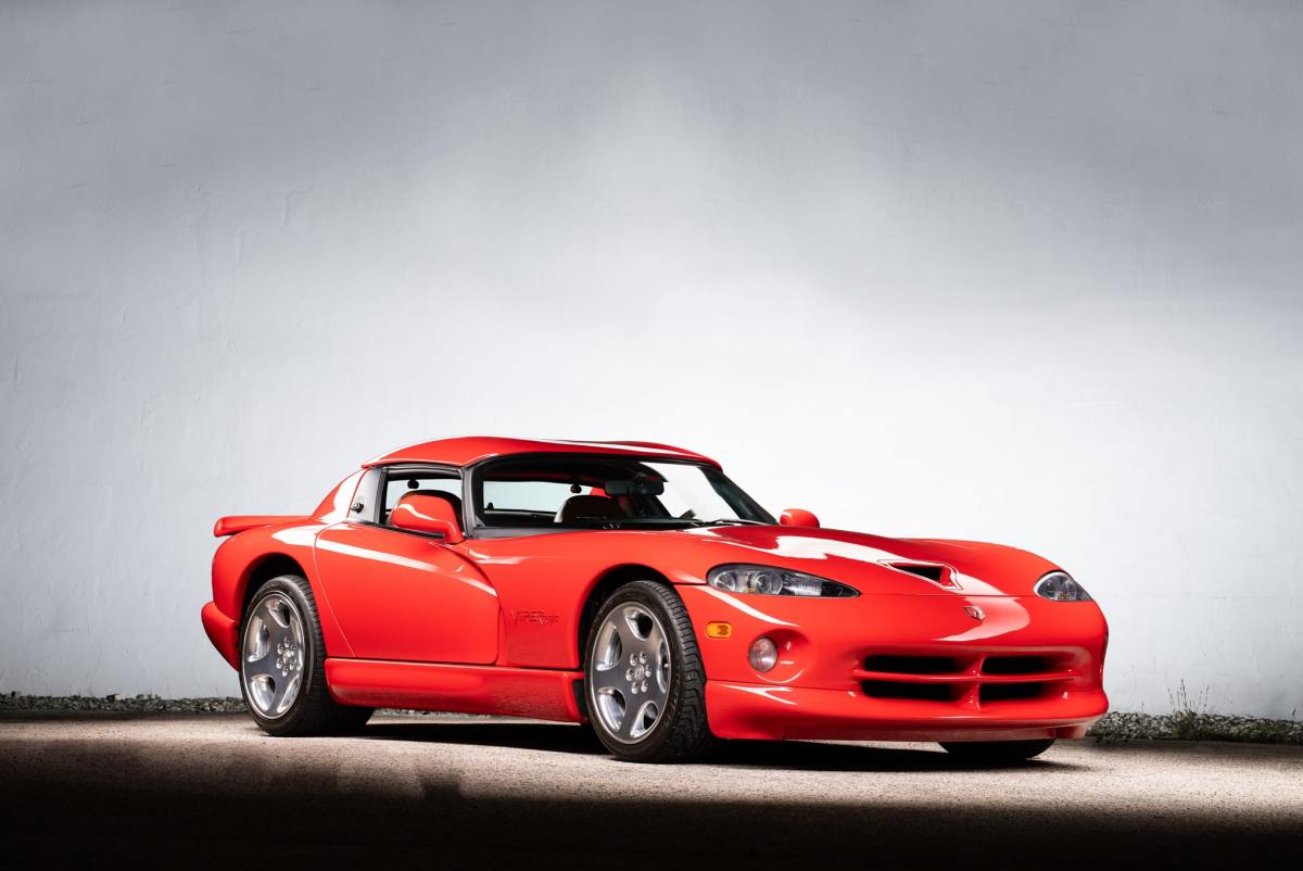 1,800-Mile 2000 Dodge Viper RT/10 — exterior front three-quarter view