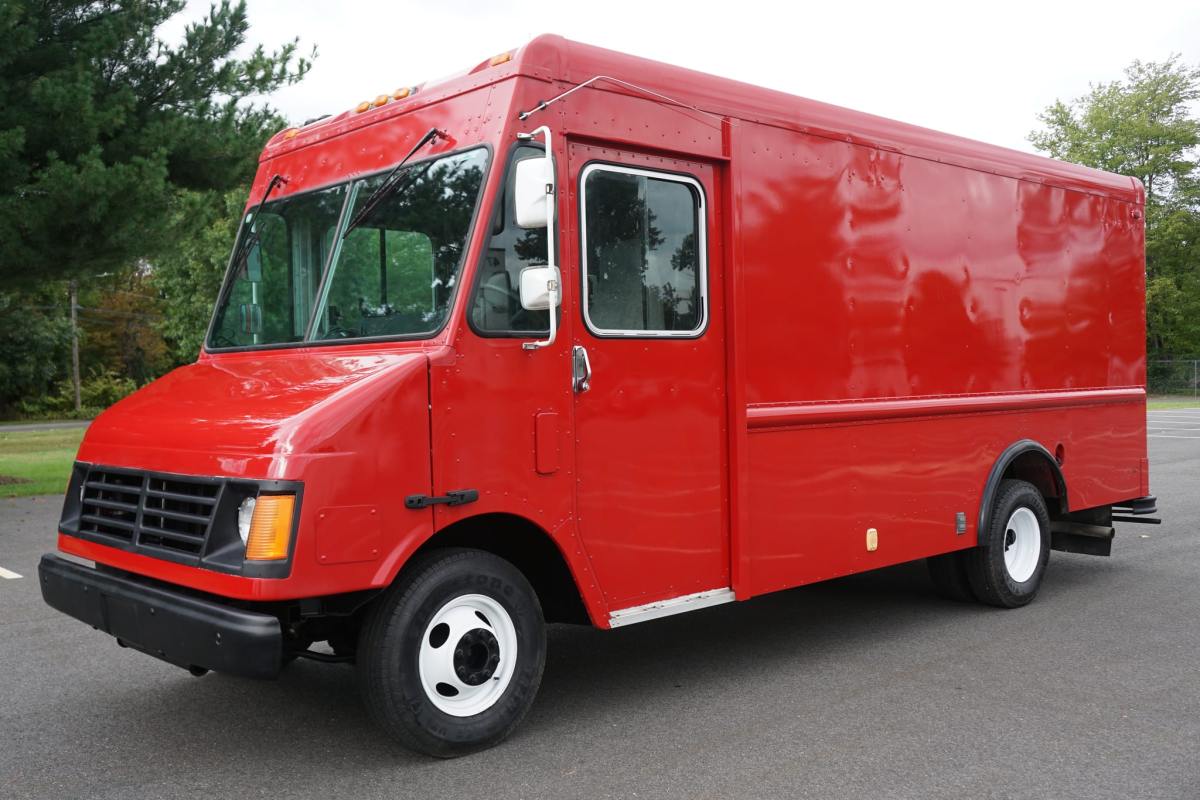 13k-Mile 2000 Workhorse P30 Step Van — exterior front three-quarter view