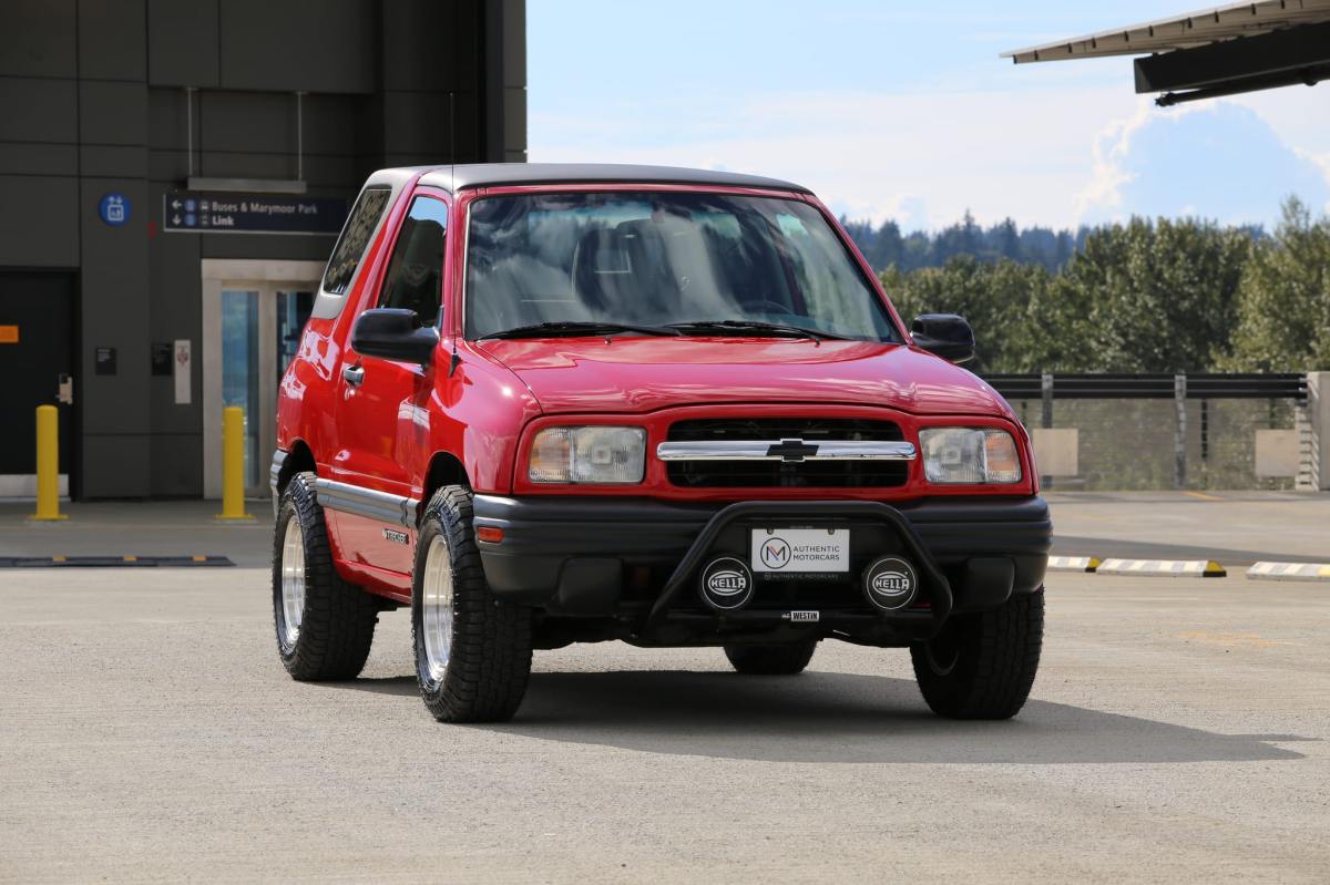 2003 Chevrolet Tracker 4×4 5-Speed — exterior front three-quarter view