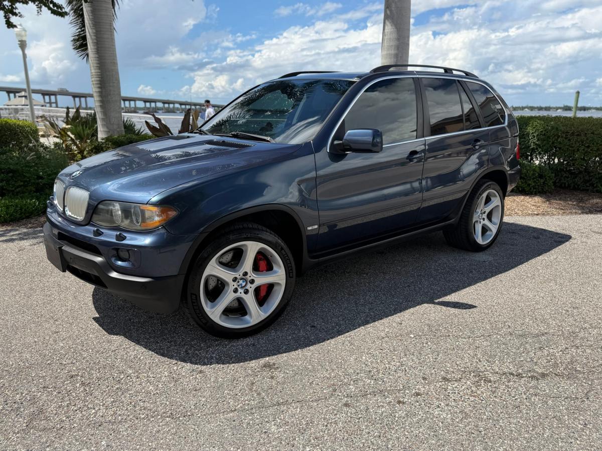 2005 BMW X5 4.4i — exterior front three-quarter view