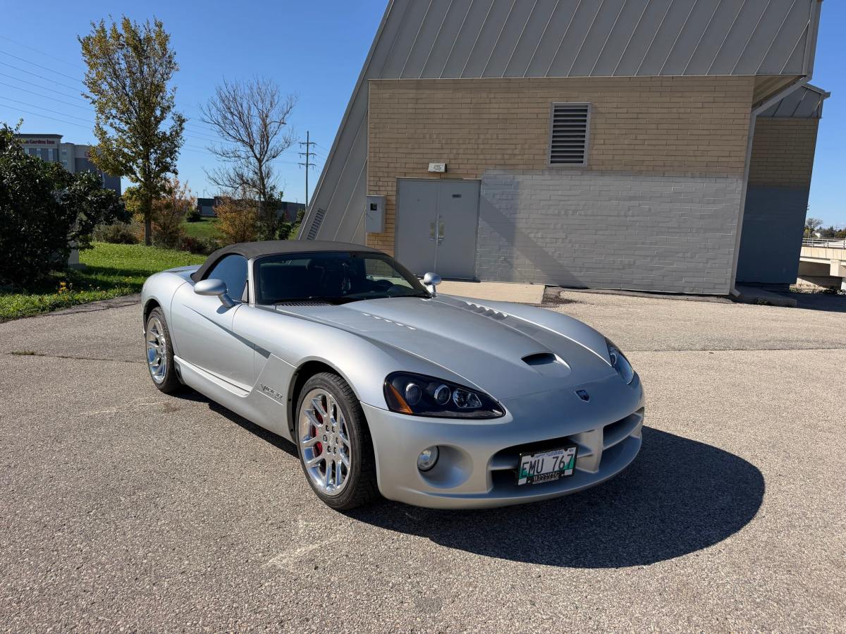 3,300-Kilometer One-Owner 2005 Dodge Viper SRT-10 Roadster