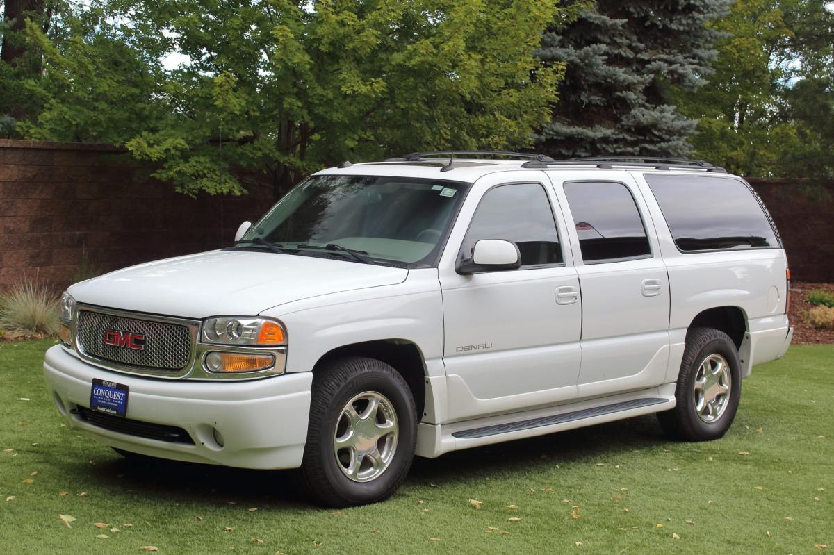 34k-Mile 2005 GMC Yukon XL Denali — exterior front three-quarter view