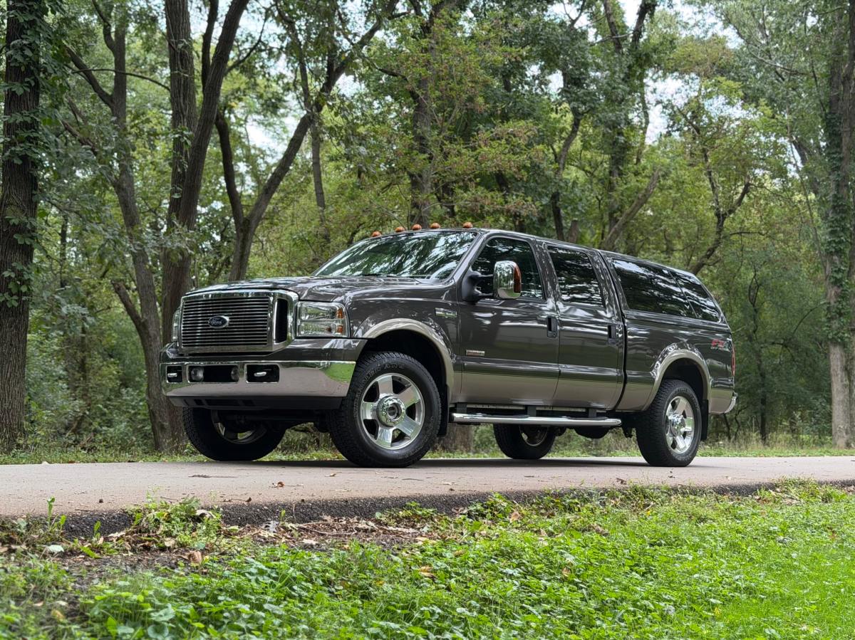 13k-Mile 2007 Ford F-250 Super Duty Lariat Crew Cab Power Stroke 4×4 FX4 — exterior front three-quarter view