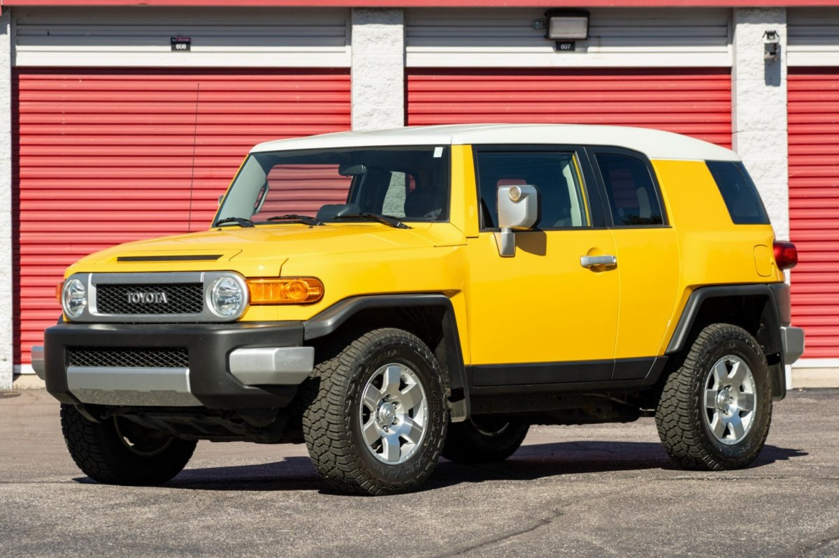 20k-Mile 2007 Toyota FJ Cruiser — exterior front three-quarter view