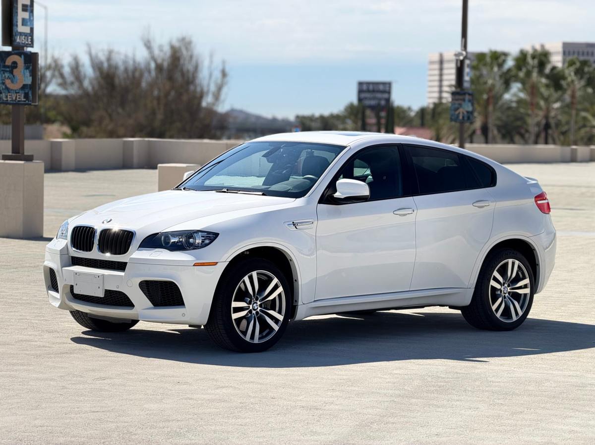 2011 BMW X6 M front view
