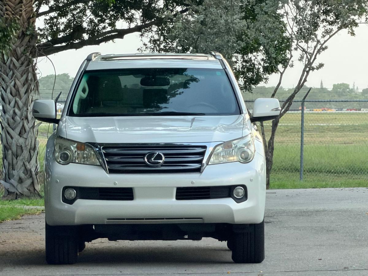 2012 Lexus GX460 — exterior front three-quarter view