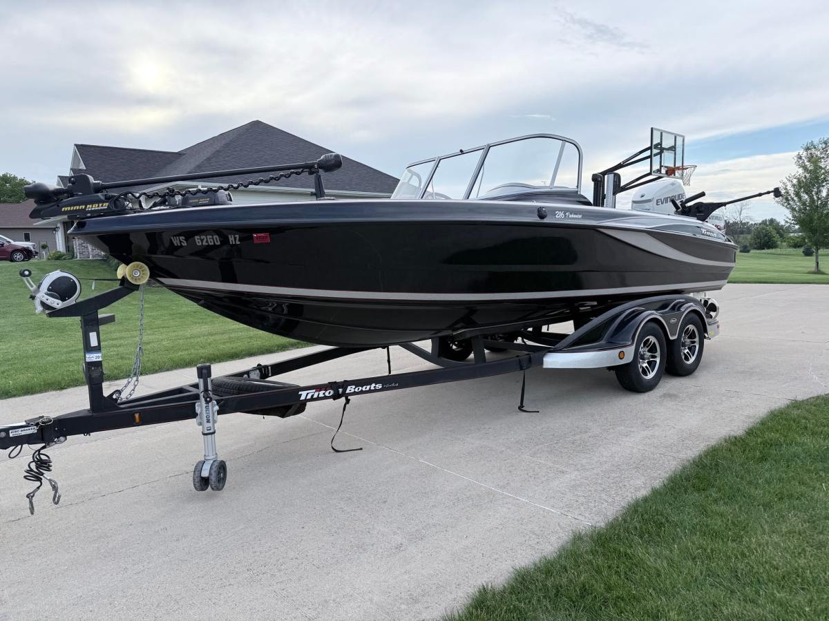2014 Triton 216 Fishunter boat