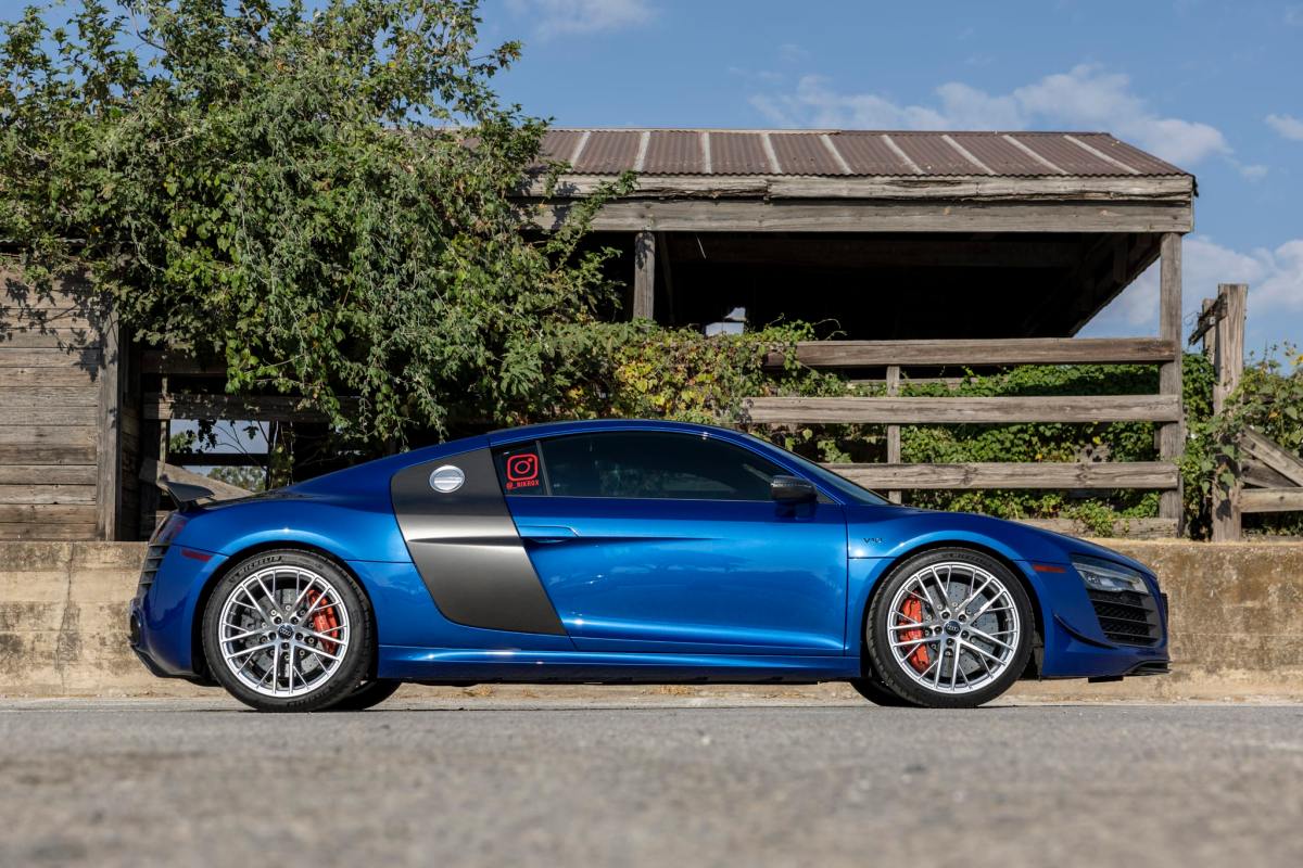 12k-Mile 2015 Audi R8 LM V10 Coupe — exterior front three-quarter view