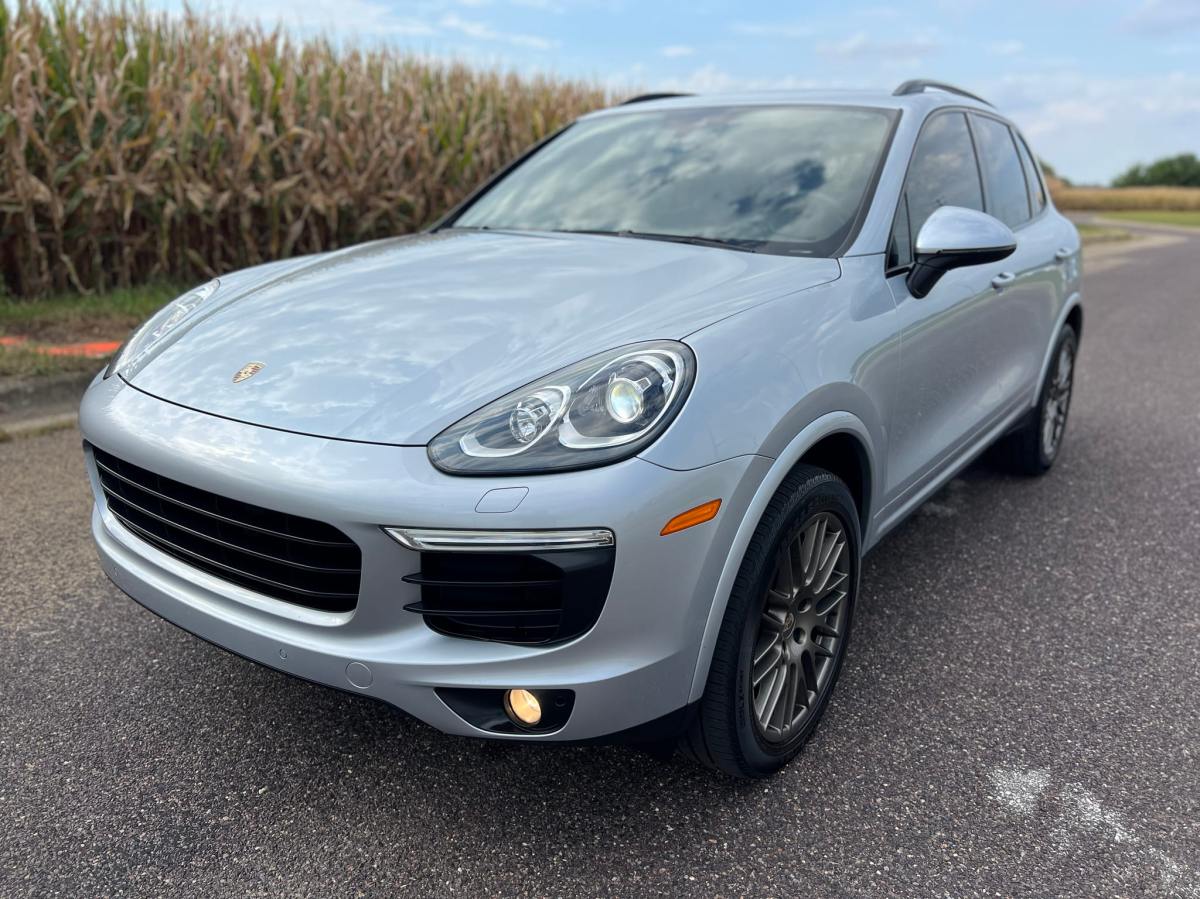 2017 Porsche Cayenne Platinum Edition — exterior front three-quarter view