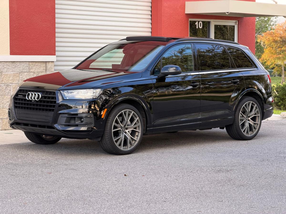2019 Audi Q7 3.0T Prestige — exterior front three-quarter view