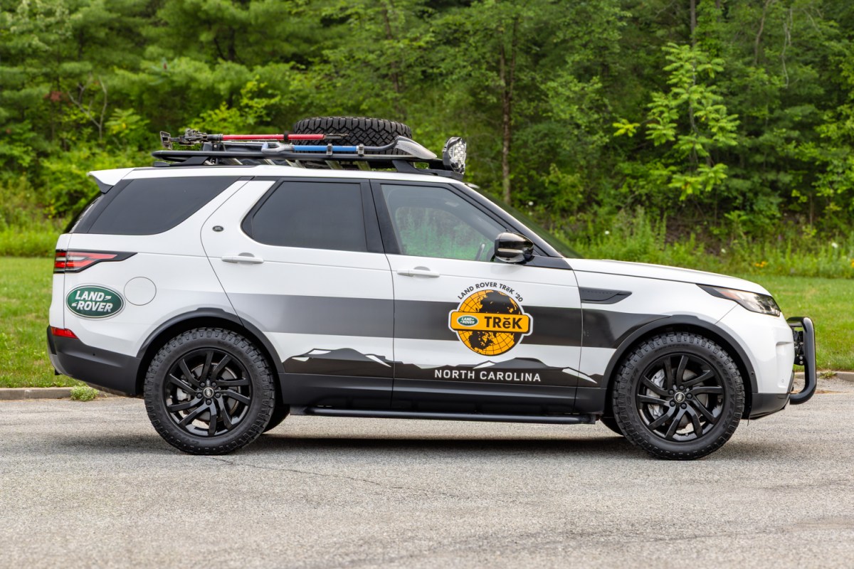 2019 Land Rover Discovery HSE TReK Edition — exterior front three-quarter view