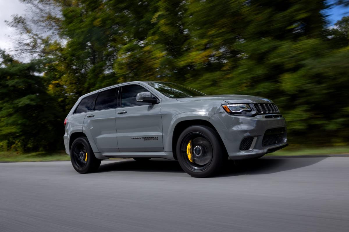 4,100-Mile 2020 Jeep Grand Cherokee Trackhawk — exterior front three-quarter view