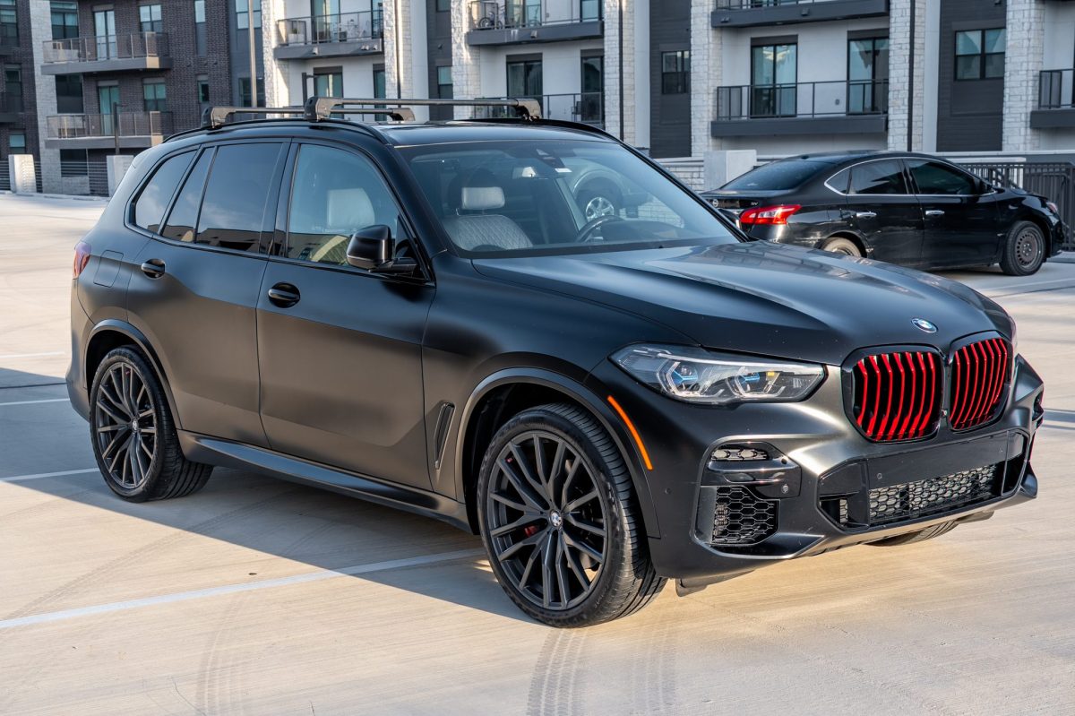 Original-Owner 2022 BMW X5 xDrive40i Black Vermilion Edition — exterior front three-quarter view