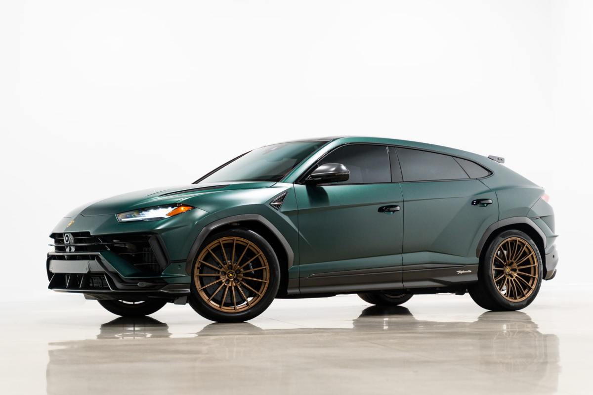 1,700-Mile 2024 Lamborghini Urus Performante — exterior front three-quarter view
