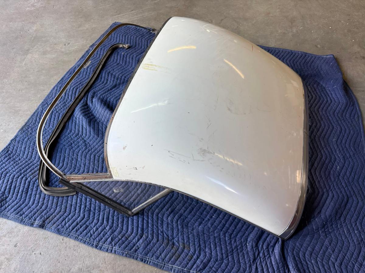 Chevrolet Corvette C1 Removable Hardtop — exterior front three-quarter view